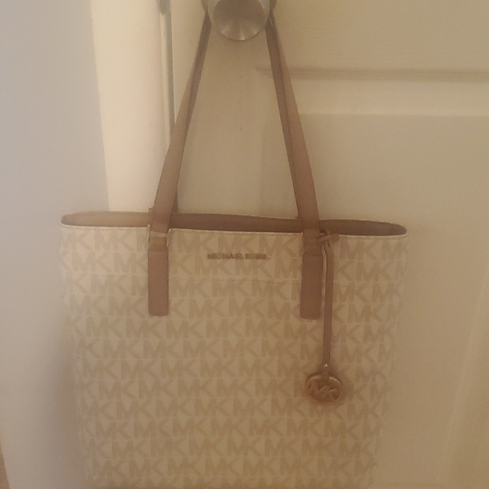 Like new white michael kors bag
